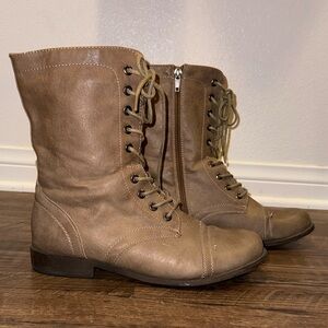 Troopa Boots in light brown size 10